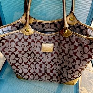 🌸 COACH F19565 🌸 LIGHT KHAKI GOLD SIGNATURE LOGO LARGE BECK TOTE MSRP $298